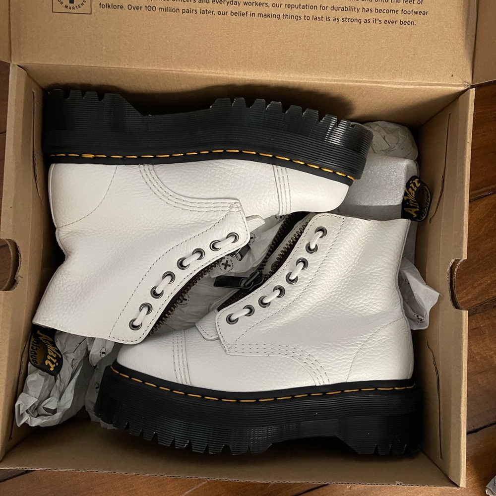 NWOT Dr martens platform Sinclair boots